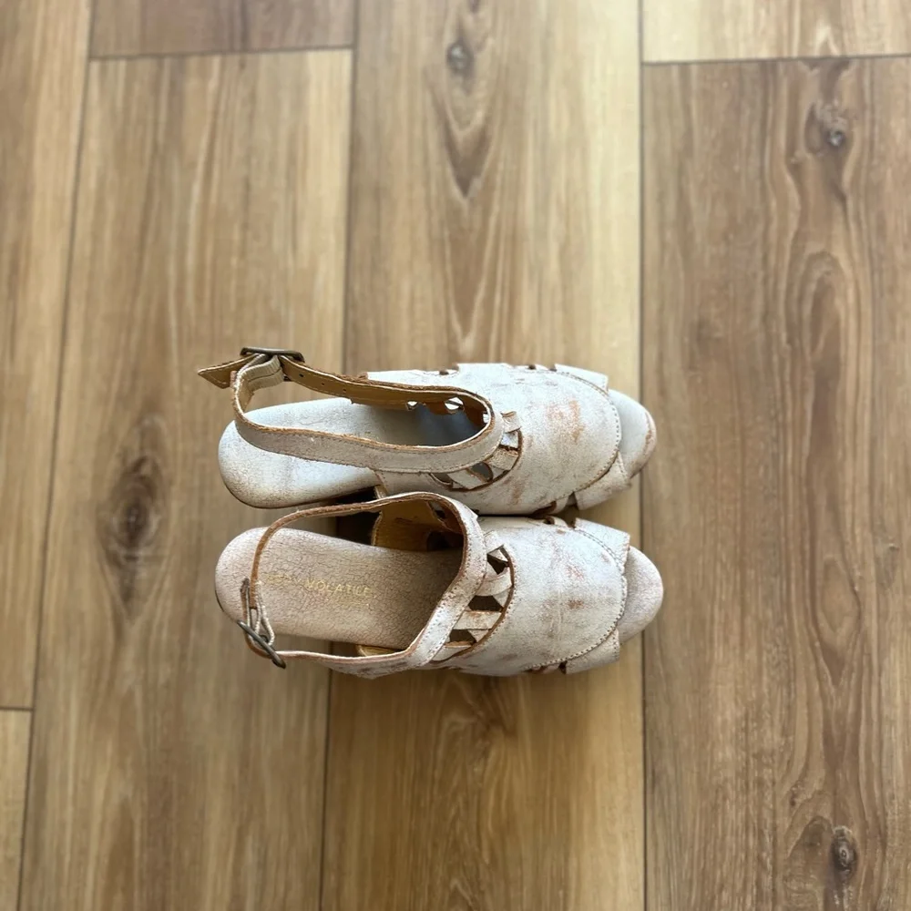 Very volatile women’s Sloan wedge size 7